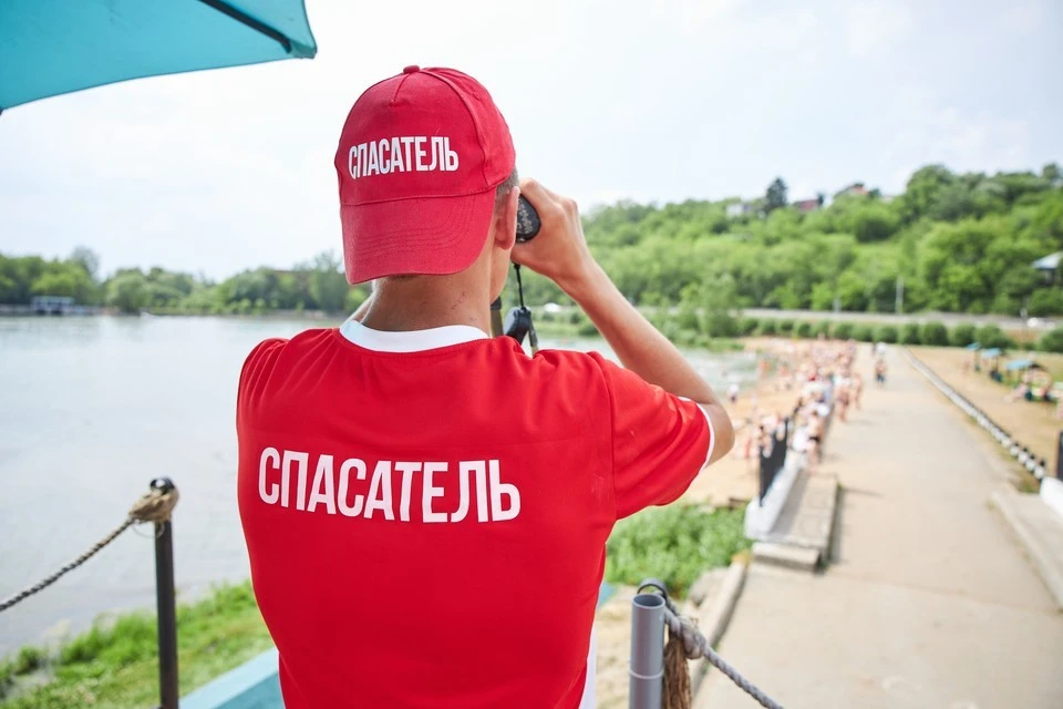 Выбирая место для купания, отдавайте предпочтение оборудованным пляжам, где проверено дно и где работают спасатели.