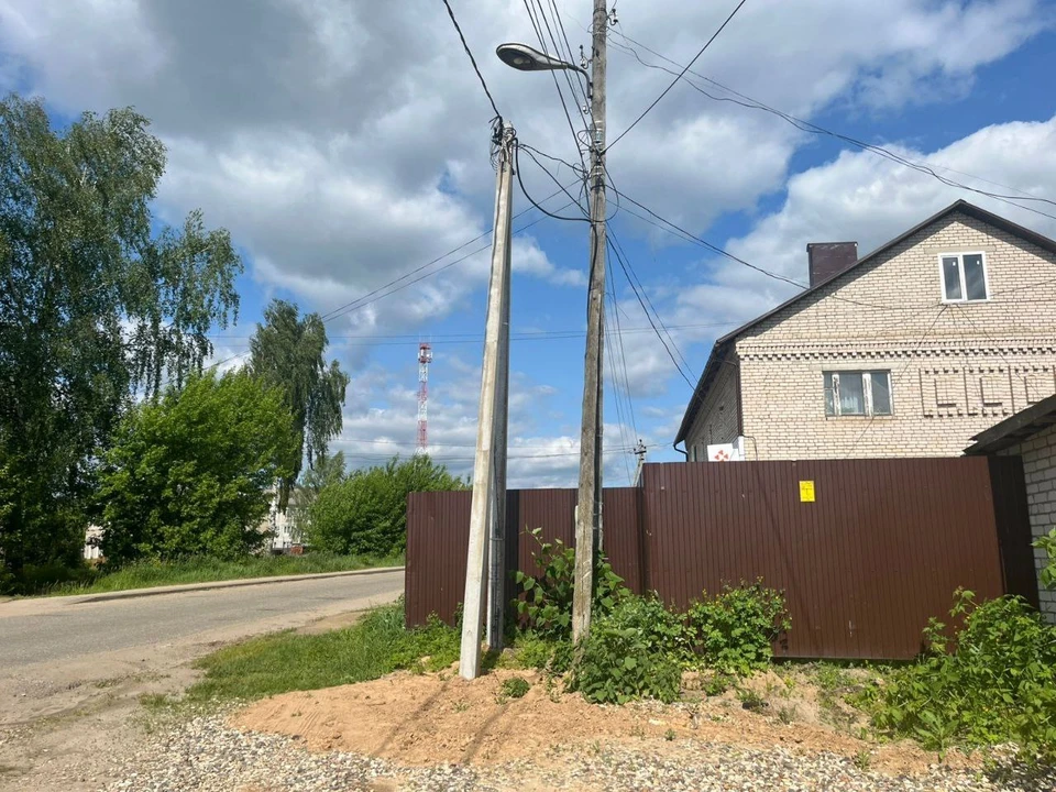 Деревянные столбы заменили на бетонные.