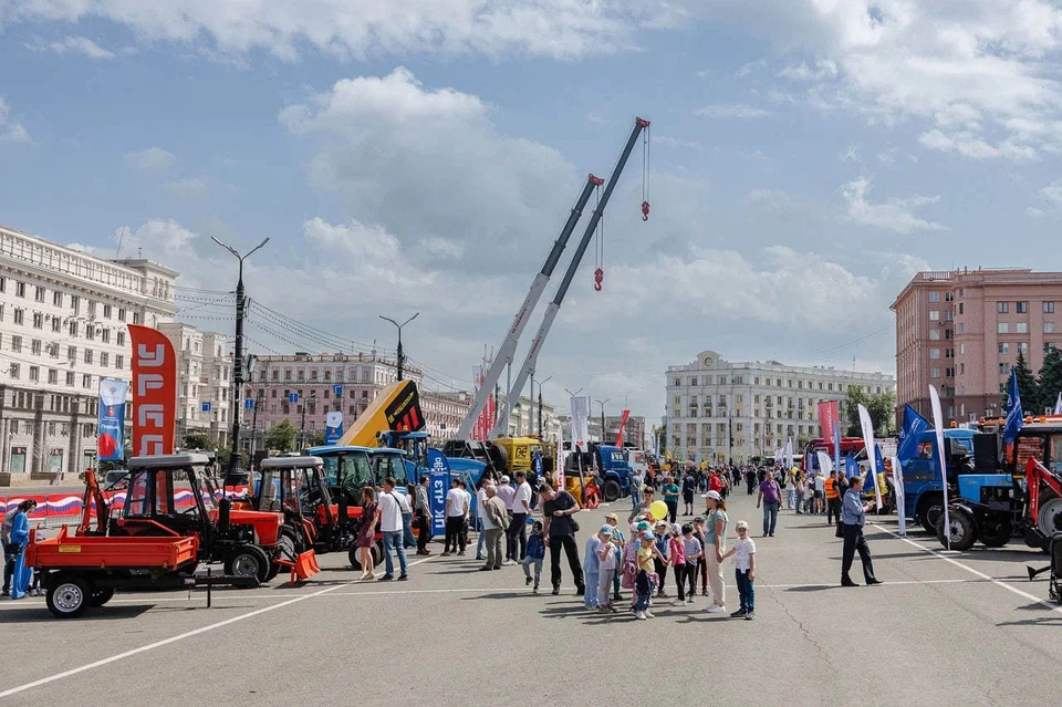 Парад прошел на главной площади Челябинска - площади Революции.