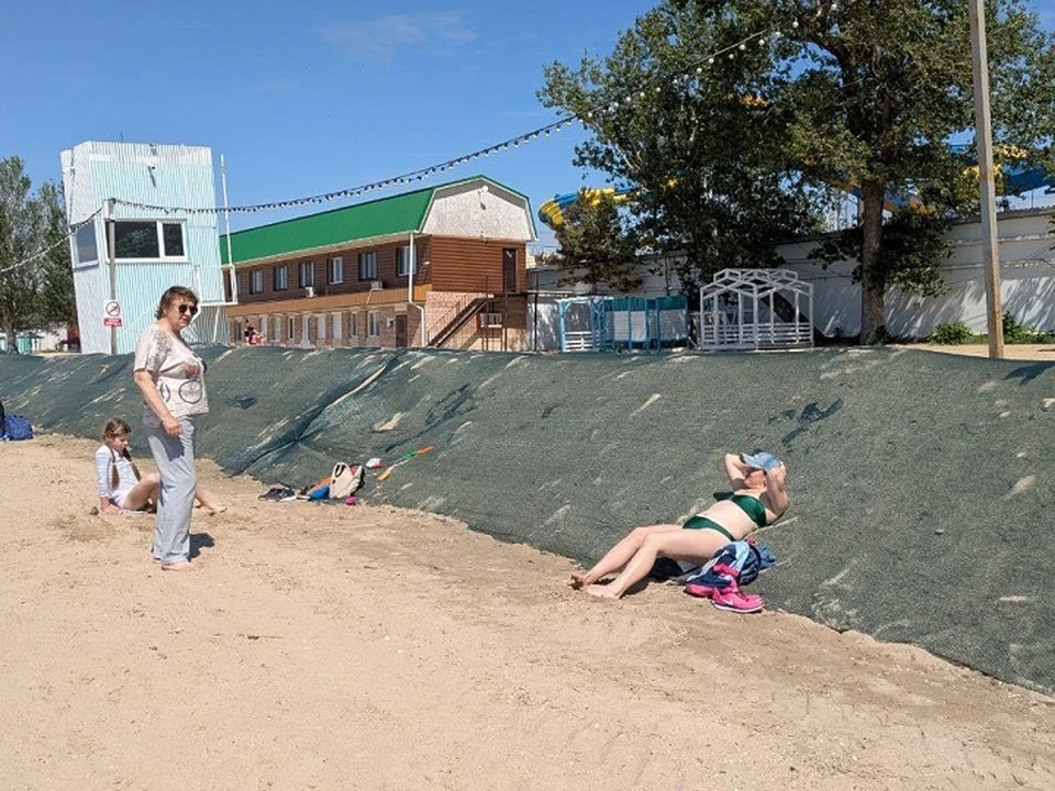 Отдыхающие устраивают лежбища прямо на сетях для сбора мазута
