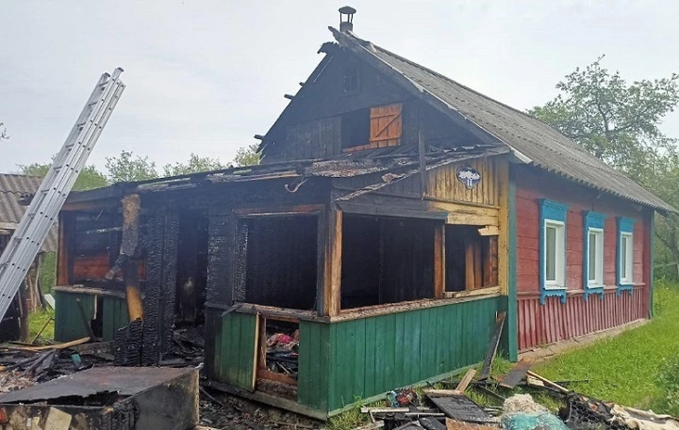 Под РОссонами мужчина поджег дом жены, где сам же и жил. Фото: СК.