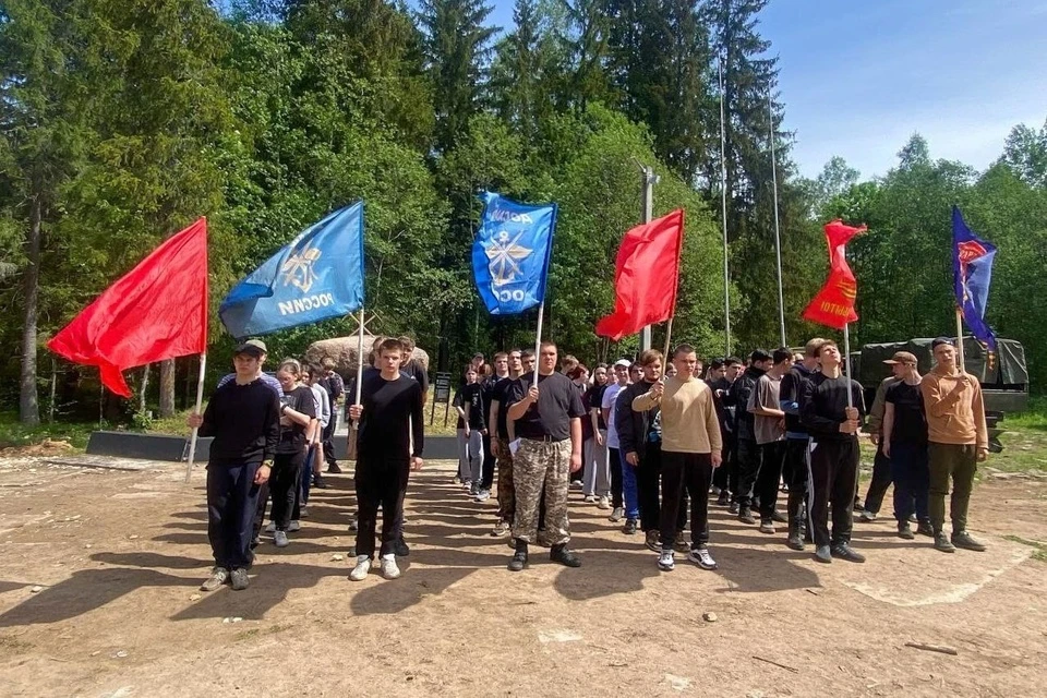 Школьники на занятиях по строевой подготовке.