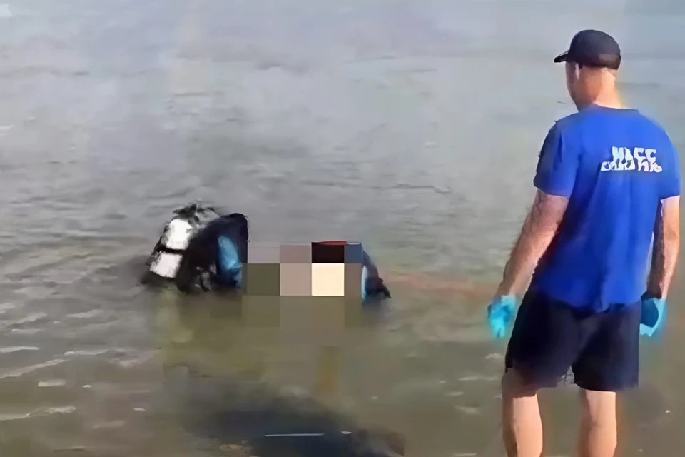 Водолазы вытащили тело парня. Фото: скриншот из видео