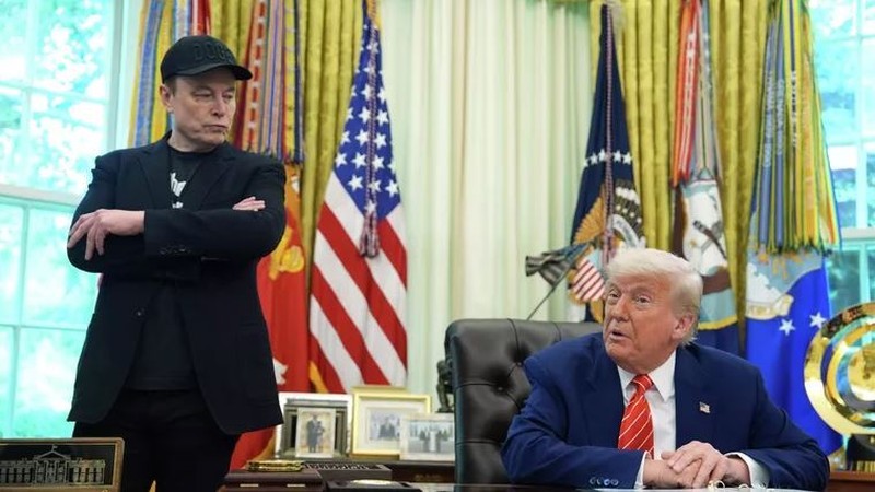 Между Маском и Трампом произошла публичная перепалка из-за предложенного президентом США бюджетного проекта. Фото: © AP Photo / Evan Vucci