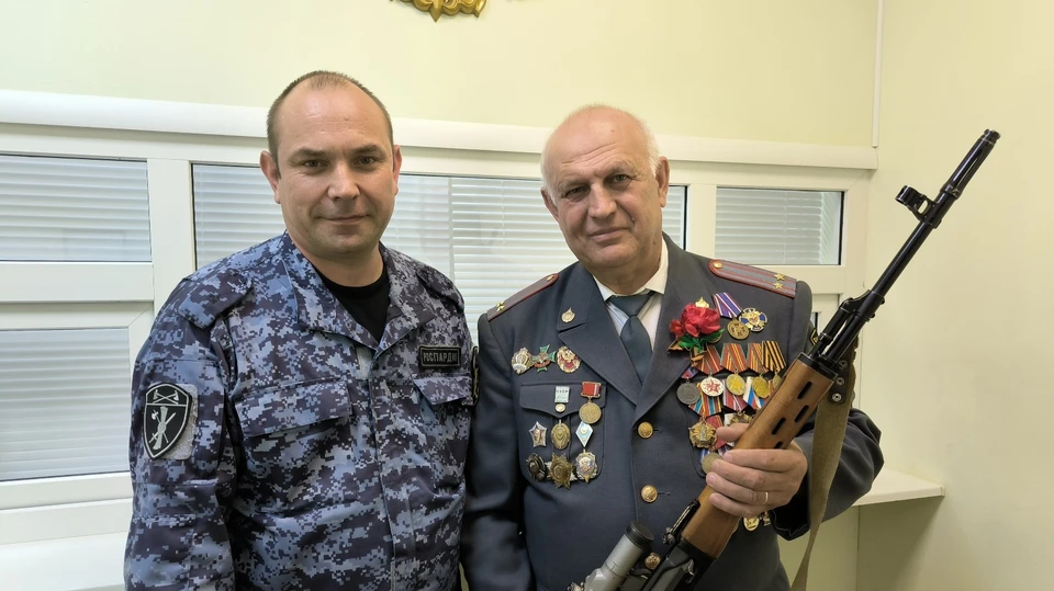 Ульяновский экс-подполковник милиции передал карабин для бойцов СВО. ФОТО: Росгвардия УО