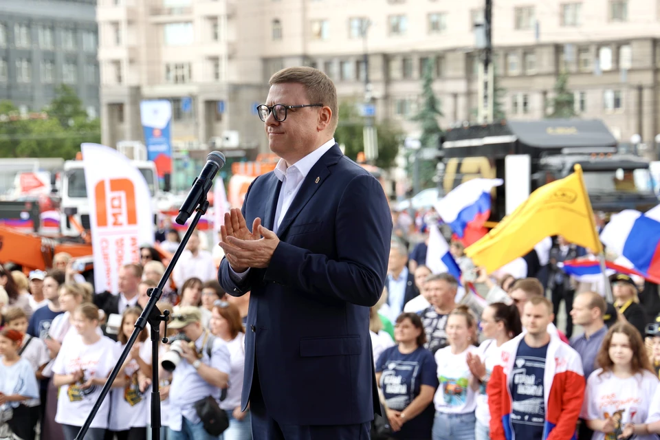 Алексей Текслер подключился к видео-конференции с площади Революции.