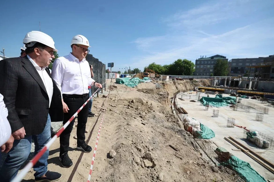 Губернатор убедился, что работы идут по графику. Фото: пресс-служба губернатора.