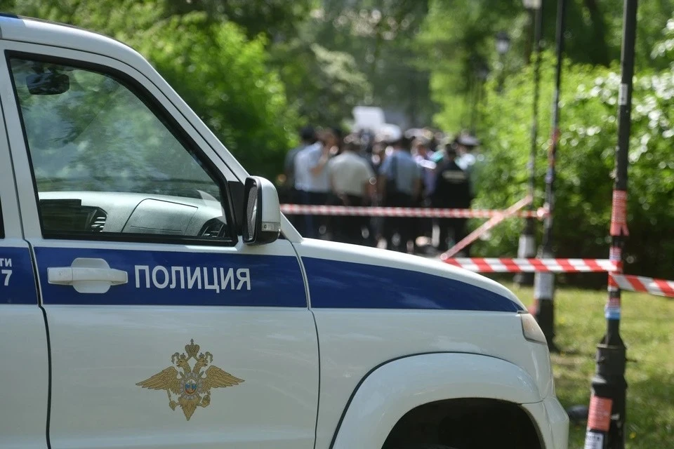 На западе столицы под автомобилем обнаружили подозрительный предмет.