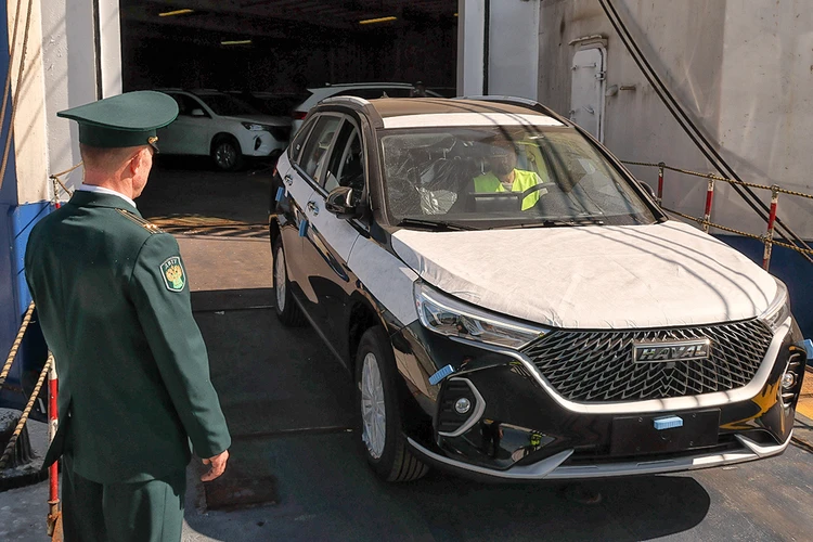Импорт машин в Россию сократился втрое: Автомобили стали предметом роскоши