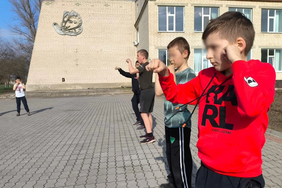 Чемпион Херсонщины по боксу тренирует юных спортсменов Фото: администрация Алешкинского округа