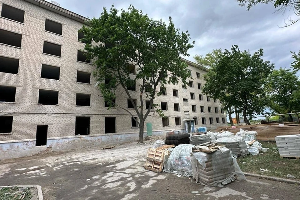 В поселке Донское ДНР восстанавливают общежитие. Фото: ТГ/Чертков