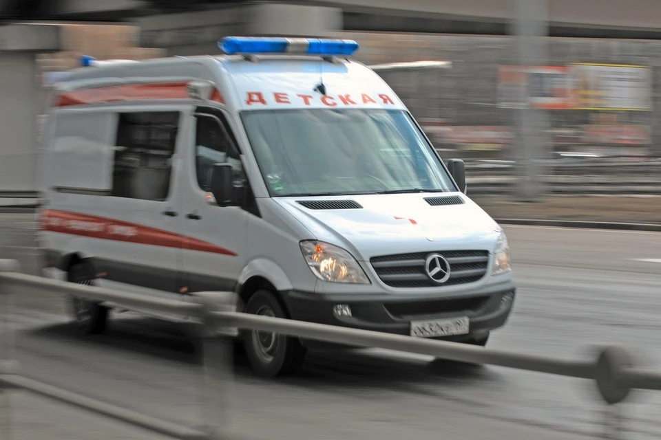 Соседи обвинили мать в избиении девочки, выпавшей из окна высотки в Новосибирске.