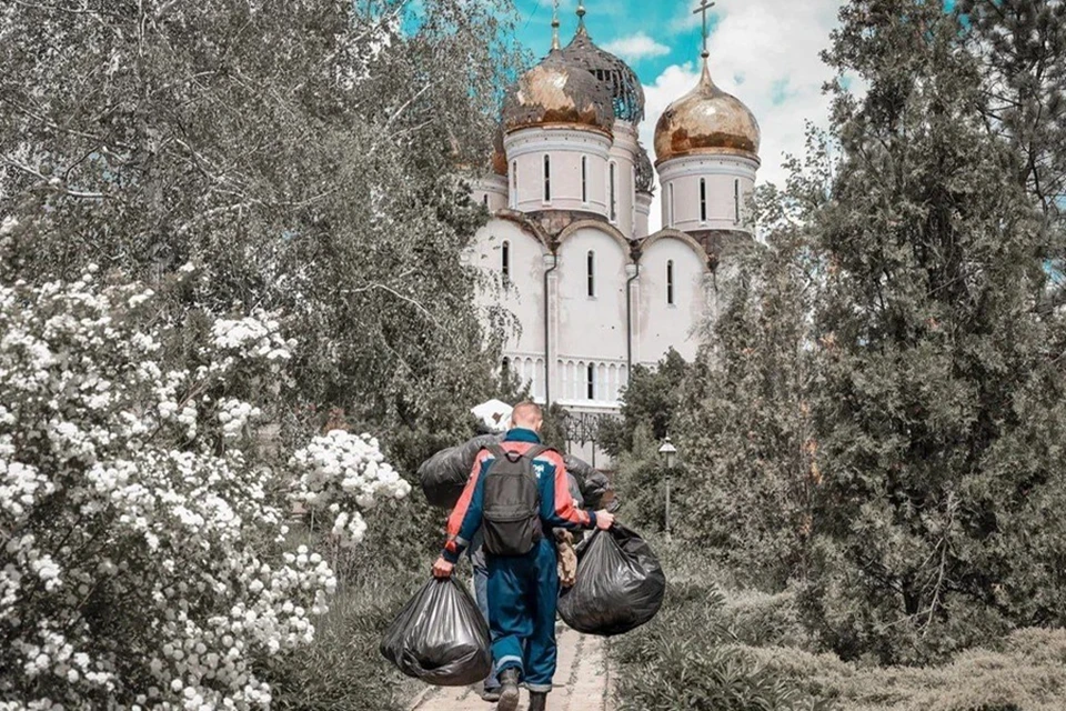 Волонтеры гуманитарной миссии очистили территорию Никольского монастыря в ДНР. Фото: Ресурсный центр ДНР