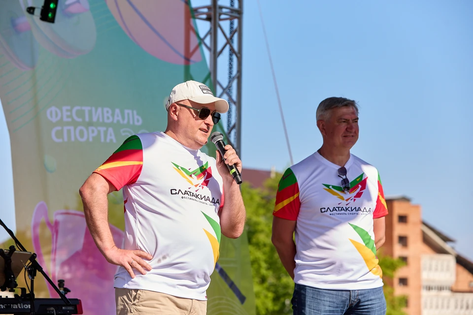 Управляющий директор торговых сетей «Слата» и «ХлебСоль» Дмитрий Ишевский и основатель «Слатакиады» Вячеслав Заяц. Фото: Кирилл КОНИН