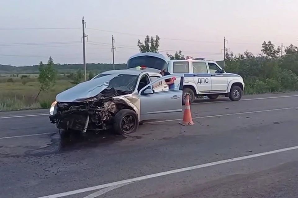 Вблизи Харцызска произошло ДТП, в котором пострадали семь человек, в том числе четыре ребенка. Фото: МВД по ДНР