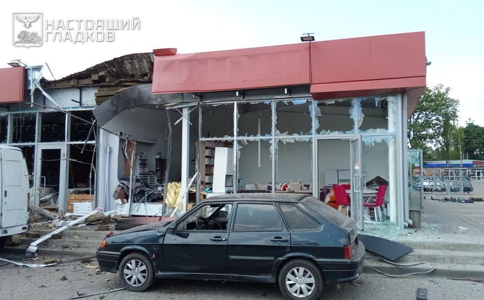 В здании повреждены кровля, остекление и фасад.