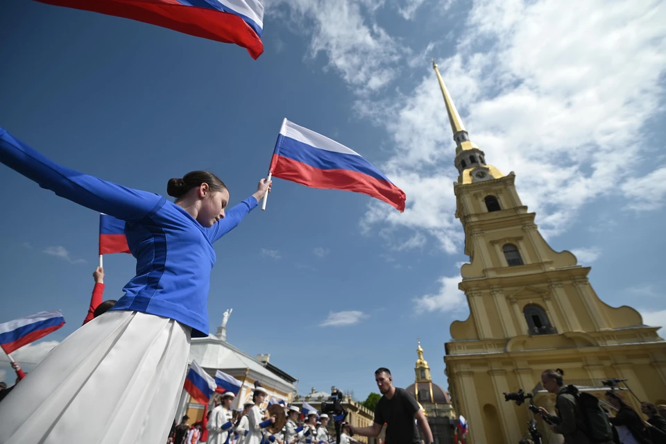 Во всех районах Сочи одновременно поднимут флаги в День России