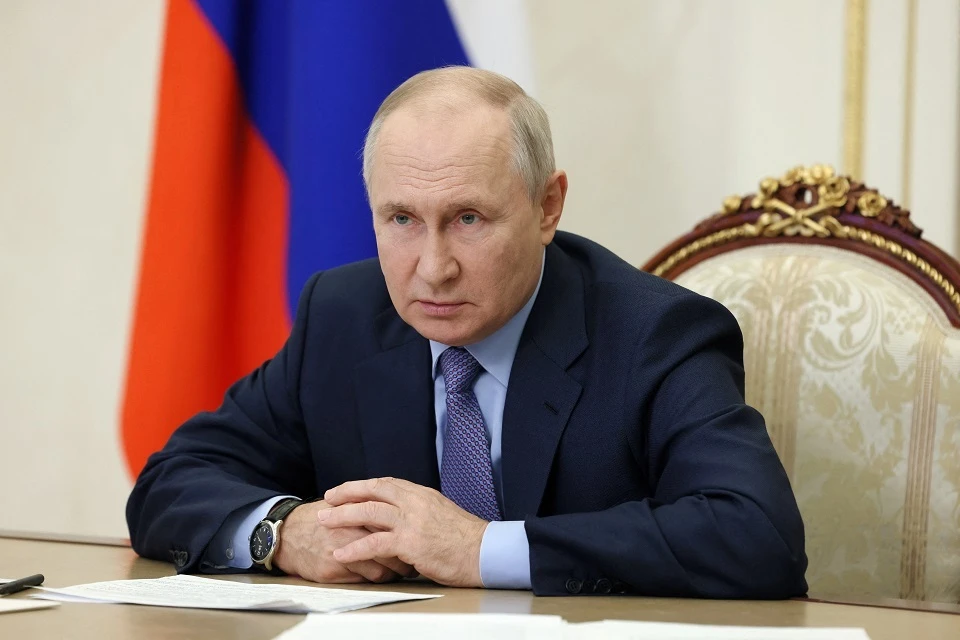 Путин потребовал бороться с навязыванием разрушения традиционных ценностей в РФ