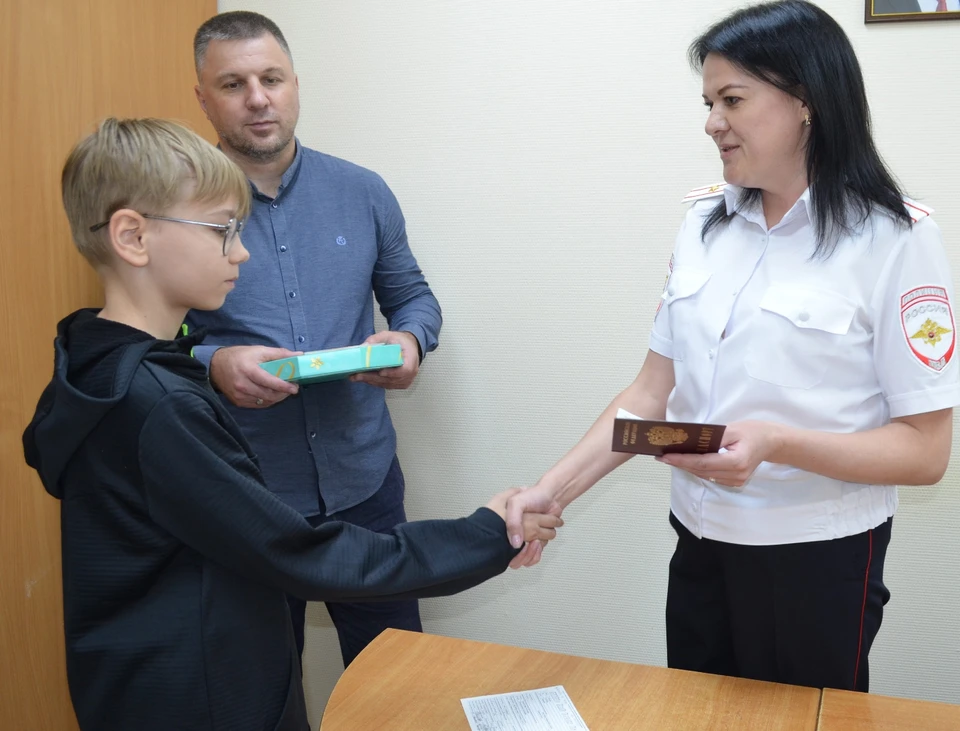 Вместе с паспортами мальчишки и девчонки в подарок получили Конституцию РФ. Фото УМВД России по Липецкой области.