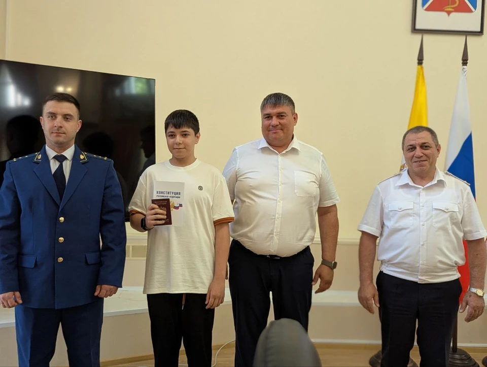 Мэр Ессентуков Владимир Крутников вручил юных горожанам первые паспорта. Фото: Владимир Крутников
