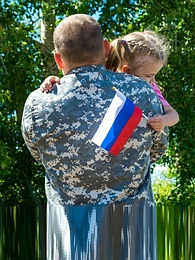 Бойцов, ушедших на фронт, дома ждут близкие — жены, дети, родители