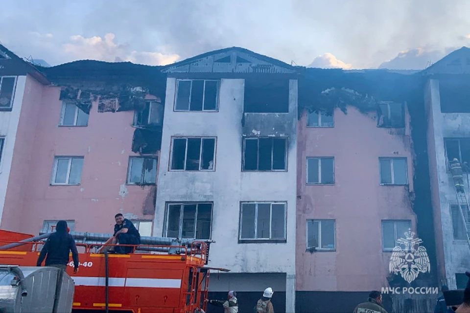 Пожарные эвакуировали 43 человека, 15 из них - дети. Фото: ГУ МЧС РФ по РС (Я)
