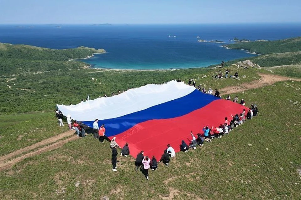 Площадь флага составила более 300 квадратных метров. Фото: агентство по делам молодежи Приморского края.