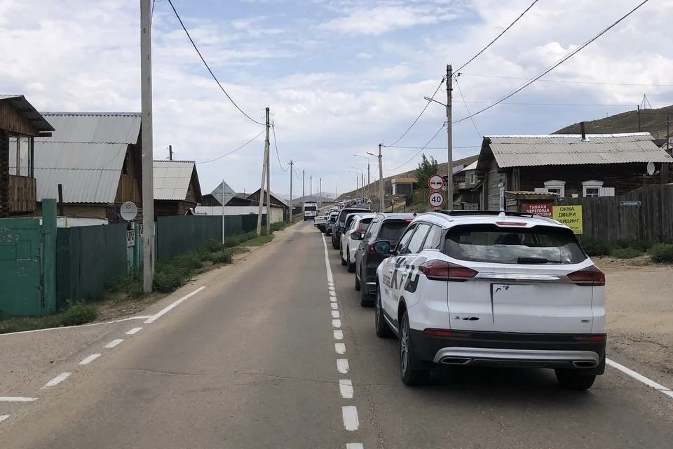 Очередь из машин выстроилась на ольхонской переправе 12 июня. Фото: Alexander Geek.