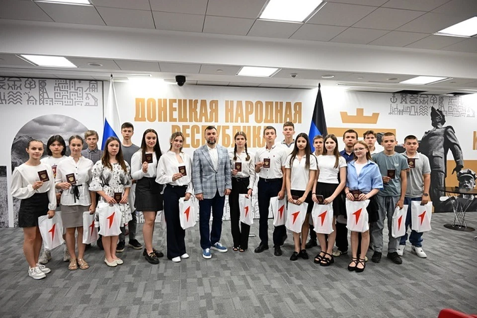 Денис Пушилин в День России вручил юным спортсменам региона первые паспорта. Фото: Сайт Главы ДНР