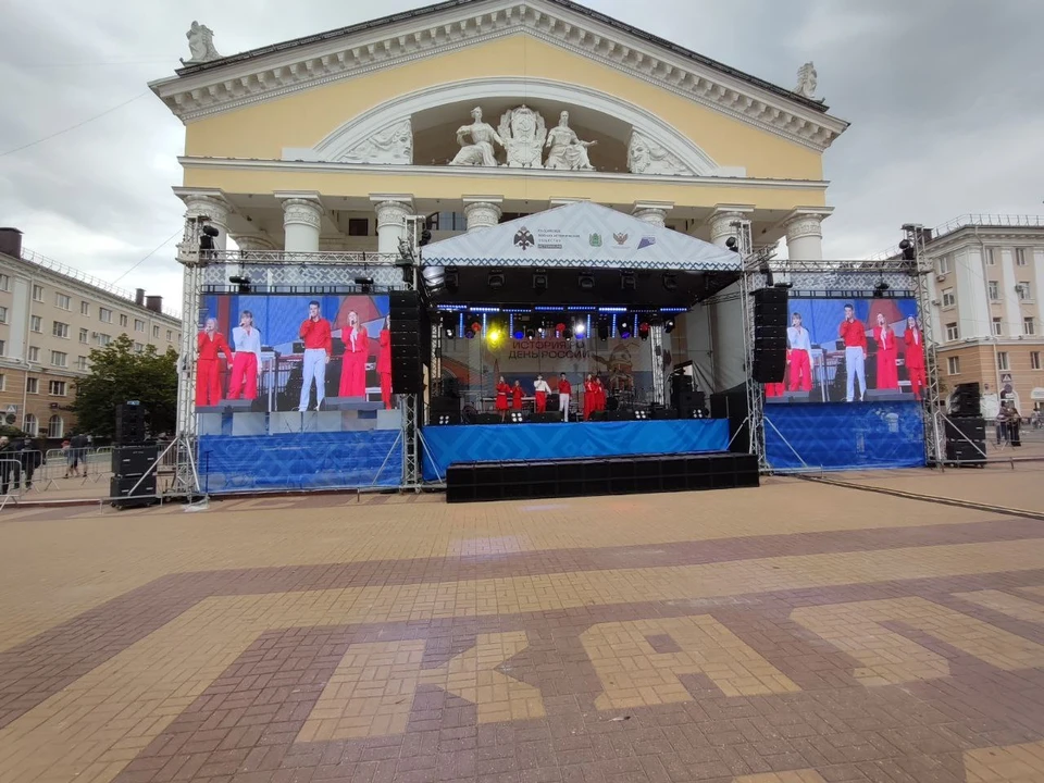 В Калуге День России праздновали на Театральной площади