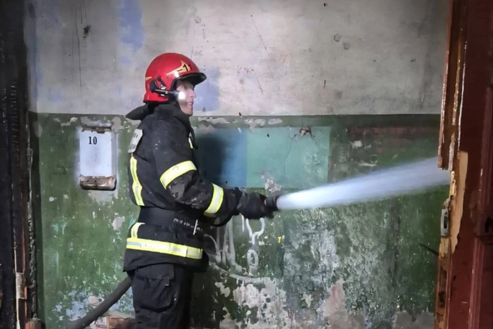 Пожар в нежилом доме обошелся без пострадавших. Фото: Управление по ГОЧС и ПБ Мурманской области