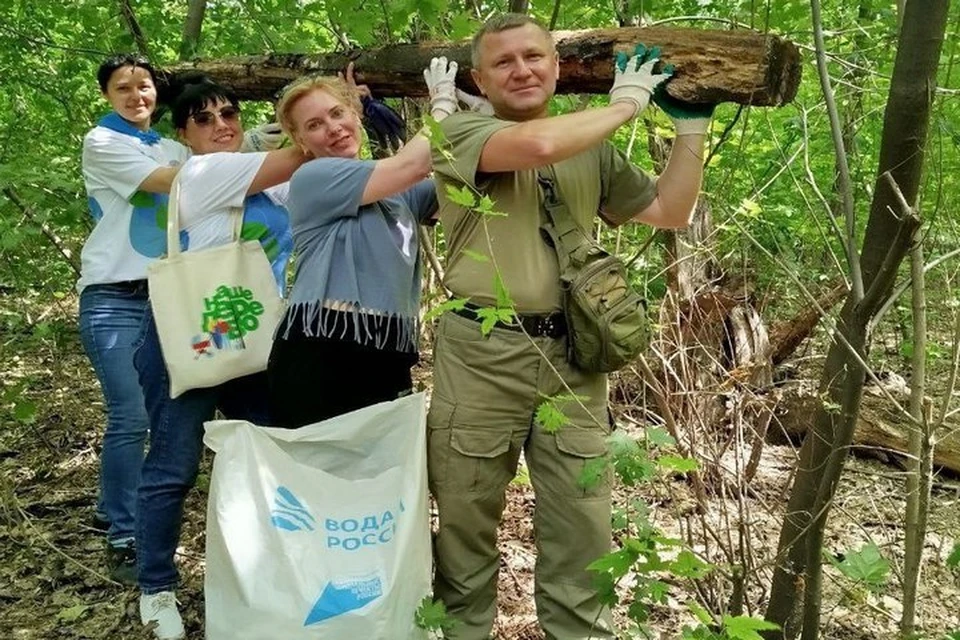 В ДНР интенсивно расчищают русла и берега рек. Министр природных ресурсов и экологии Алексей Шебалков тоже принимает активное участие. Фото: Министерство природных ресурсов и экологии ДНР