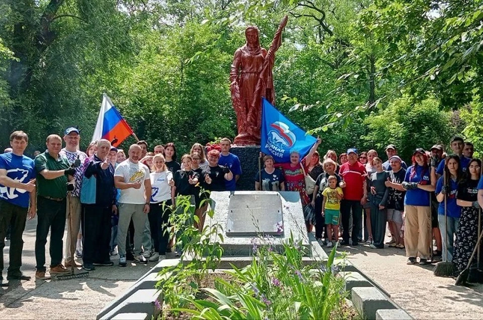 Совместными усилиями участники субботника очистили территорию от мусора и веток и привели в порядок прилегающую к памятнику зону. Фото: ТГ/Пушилин