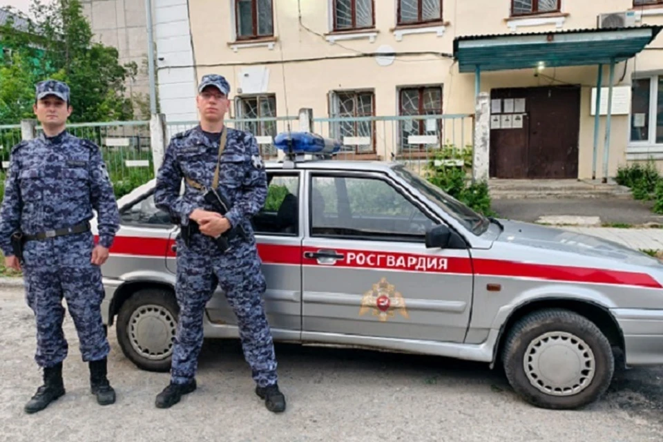 На помощь пришли сотрудники Кировградского отдела старшина полиции Даниил Шатунов и сержант полиции Александр Харланов. Фото: Управление Росгвардии по Свердловской области