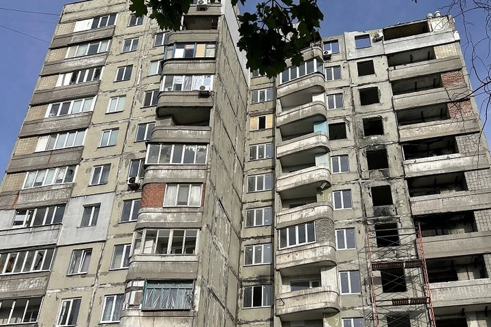 В Мариуполе восстанавливают многоэтажку, пострадавшую от обстрелов. Фото: «РКС-НР»
