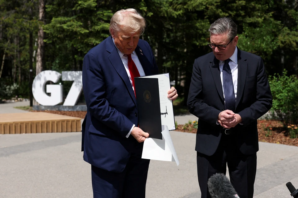 Трамп случайно выронил документы торговой сделки США с Британией