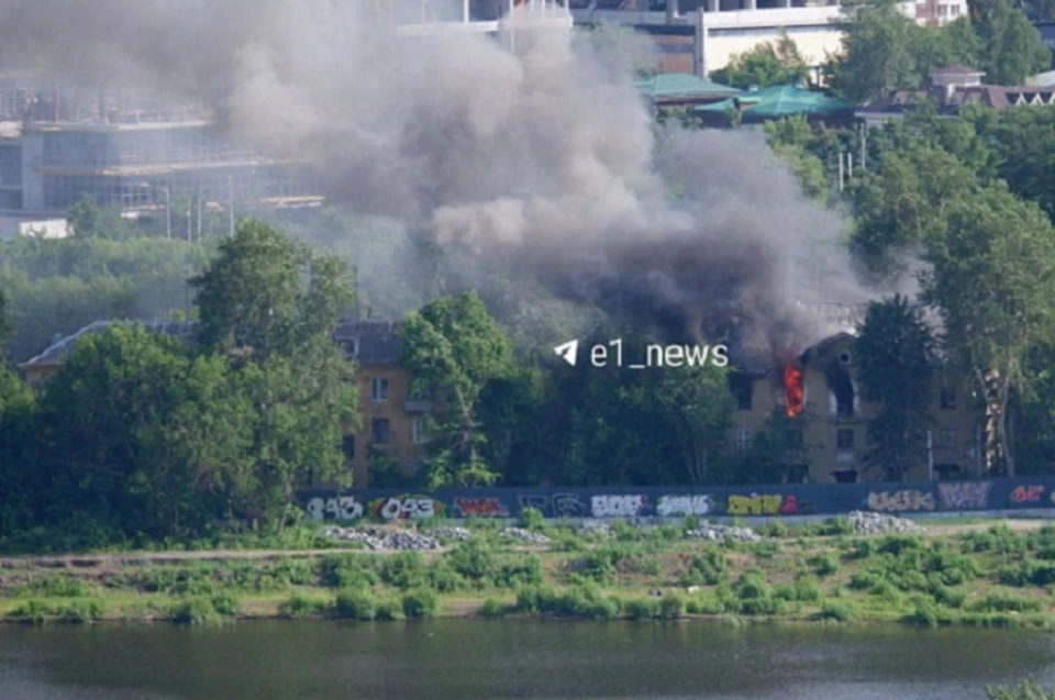 Пламя охватило дом за Макаровским мостом Фото: портал Е1.ру