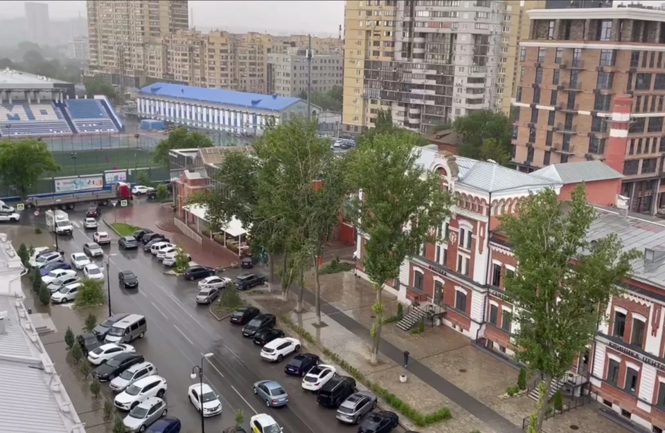 На Волгоград обрушился ливень.