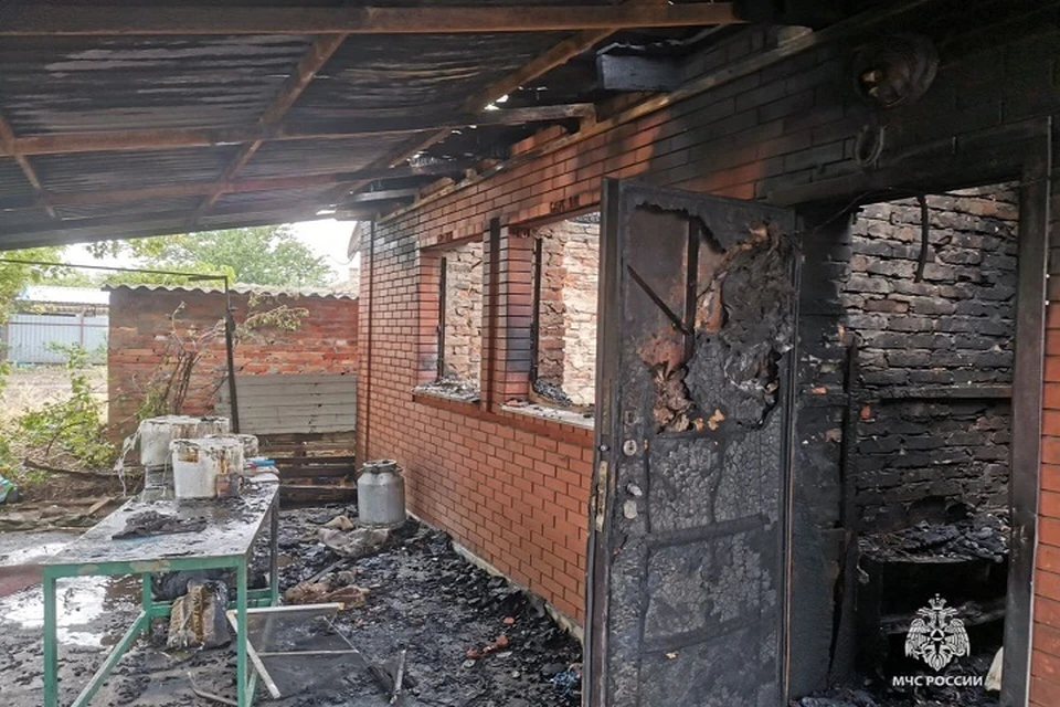 Площадь пожара составила 70 кв. метров. Фото: пресс-служба ГУ МЧС России по Ростовской области