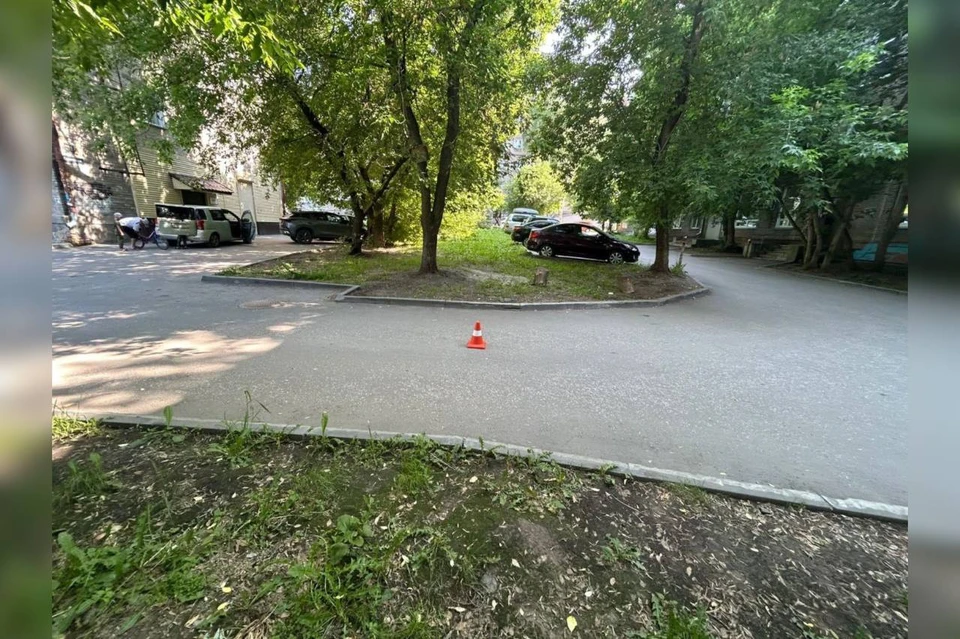 В Новосибирске неизвестный водитель сбил 7-летнего мальчика во дворе. Фото: ГАИ Новосибирска