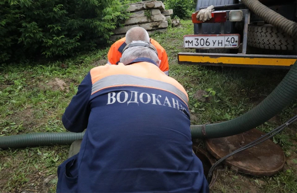 В Тарусе продолжаются аварийные работы на водопроводе - воду подвозят автоцистернами.