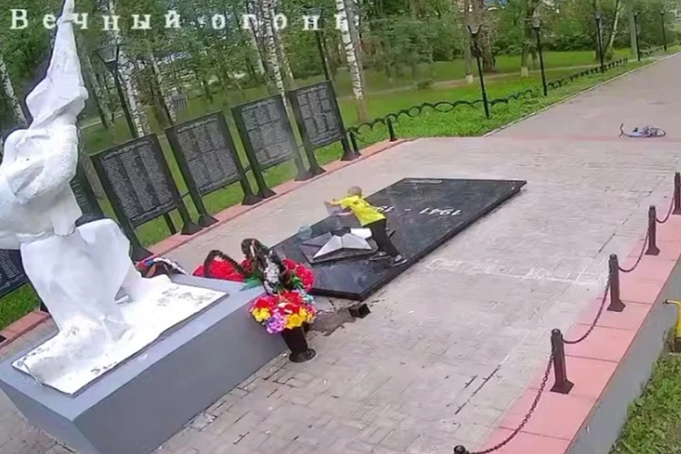 Вечный огонь в Семибратове залил 8-летний мальчик. ФОТО: телеграм-канал Ростов Великий подслушано