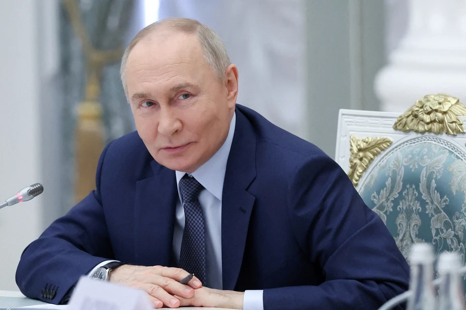 Владимир Путин в первый день ПМЭФ провел совещание по экономическим вопросам