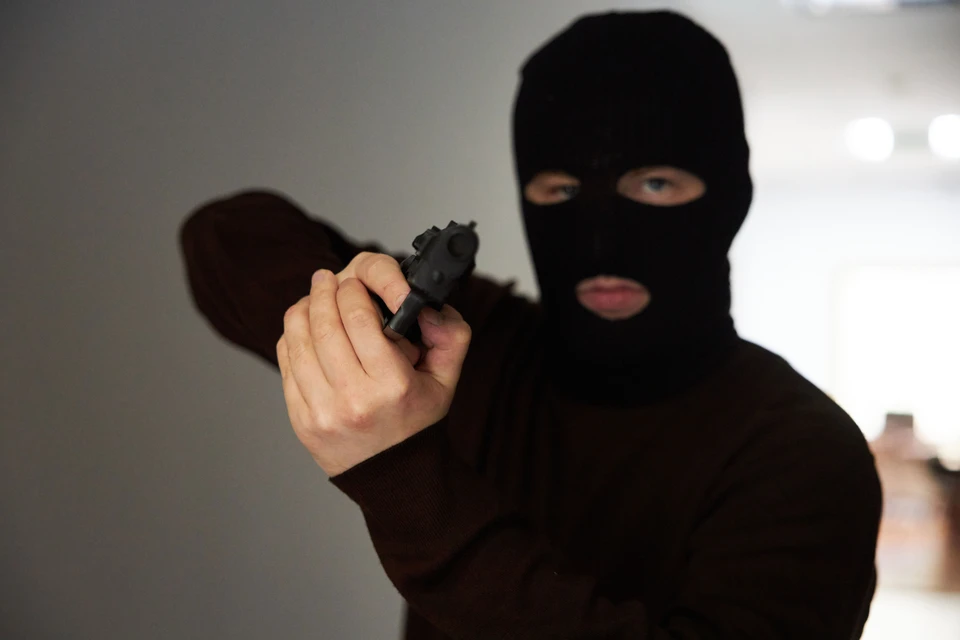 Добычей налетчиков стали 15 тысяч рублей из кассы и два ноутбука.