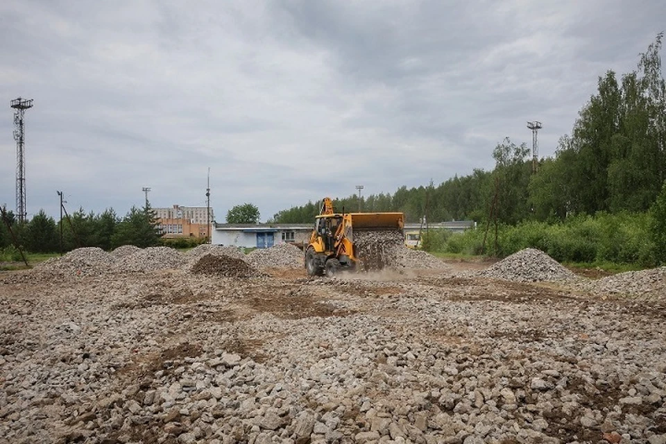 В Рыбинске восстанавливают хоккейный корт на стадионе «Металлист».