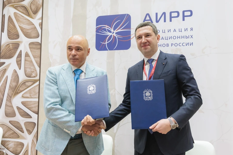 Губернатор Липецкой области Игорь Артамонов (слева) и генеральный директор ООО «Петэксперт» Дмитрий Цыпин подписали соглашение о реставрации объектов исторического наследия Липецка. Фото: липецкаяобласть.рф