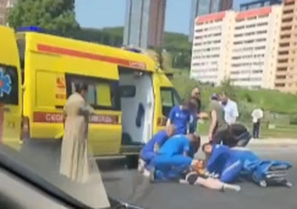 Пострадавшего мальчика увезли в больницу в крайне тяжелом состоянии. Фото: принтскрин видео соцсетей.