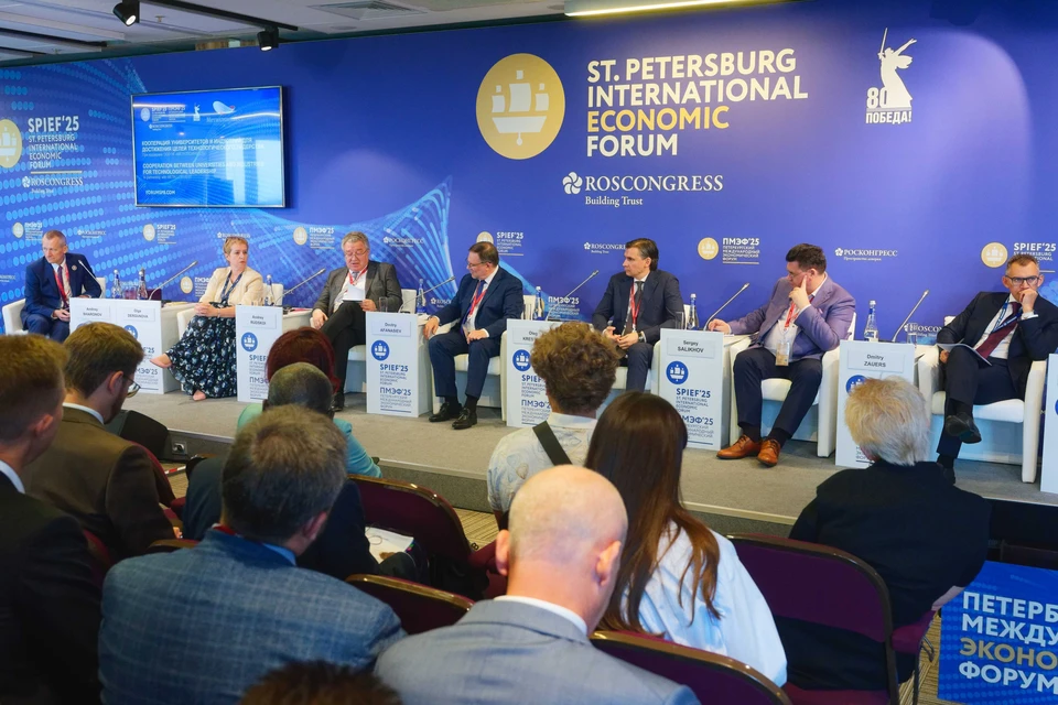 - Фактически мы формируем новую образовательную экосистему, - отметил Олег Крестинин