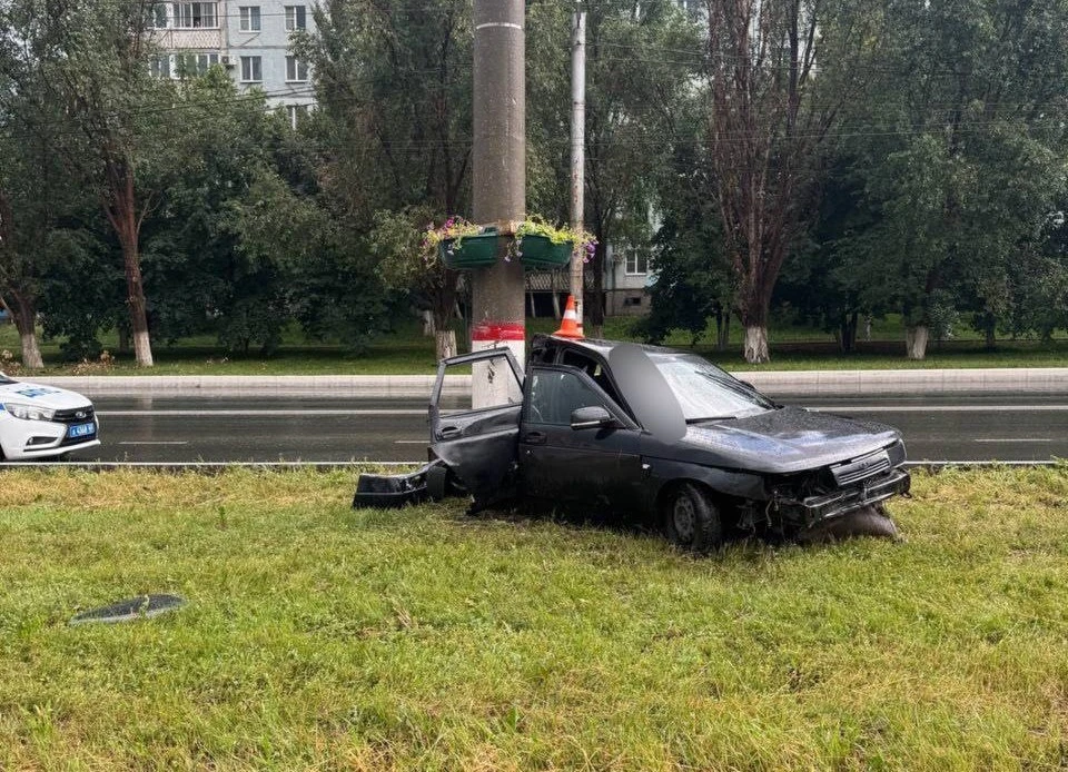 Водитель не справился с управлением и врезался в столб