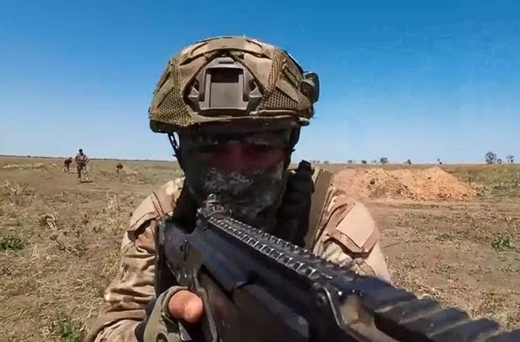 Десантники оттачивают мастерство при штурме зданий в городской застройке